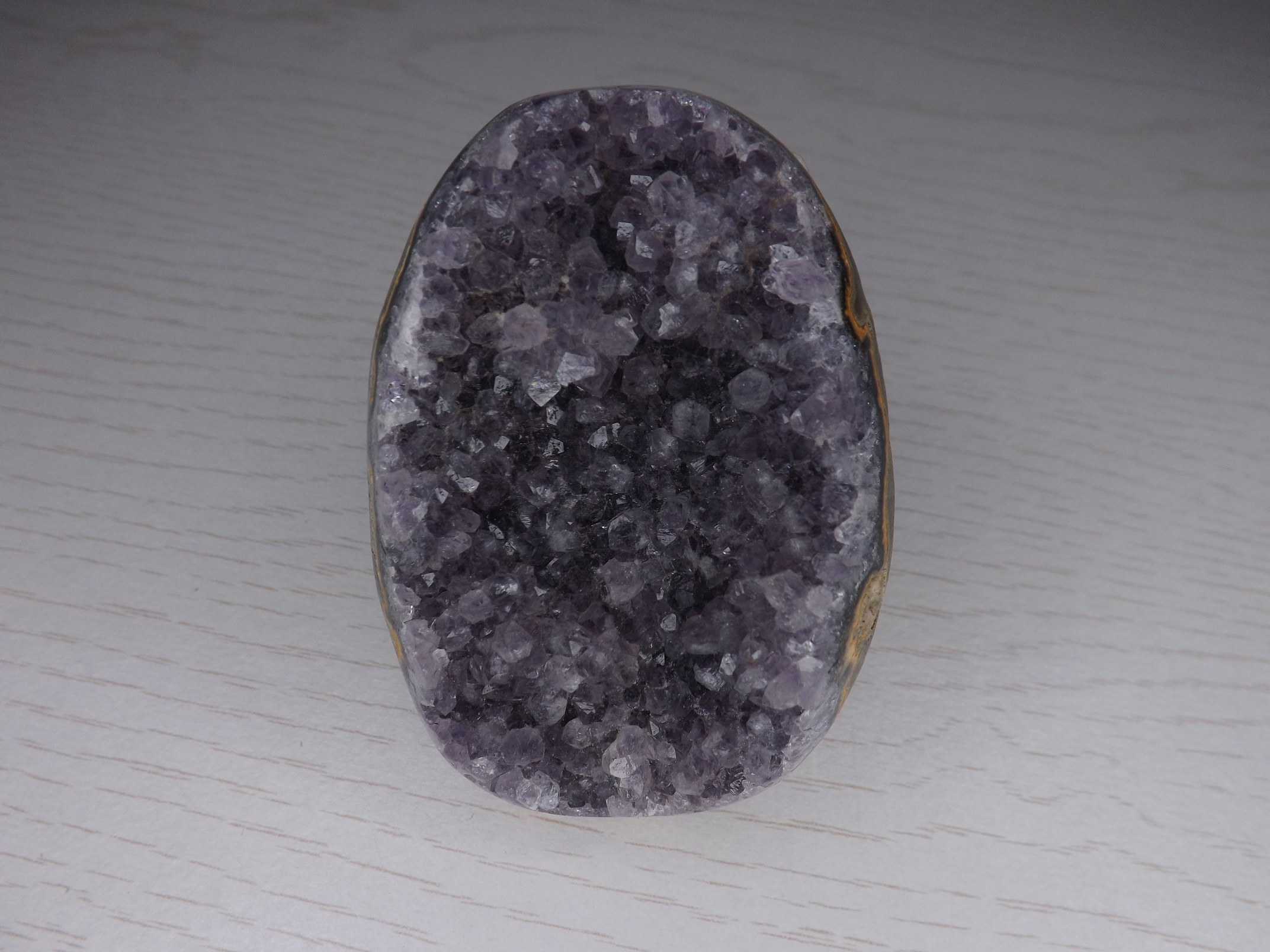 géode en améthyste de Uruguay violet bord poli qualité A