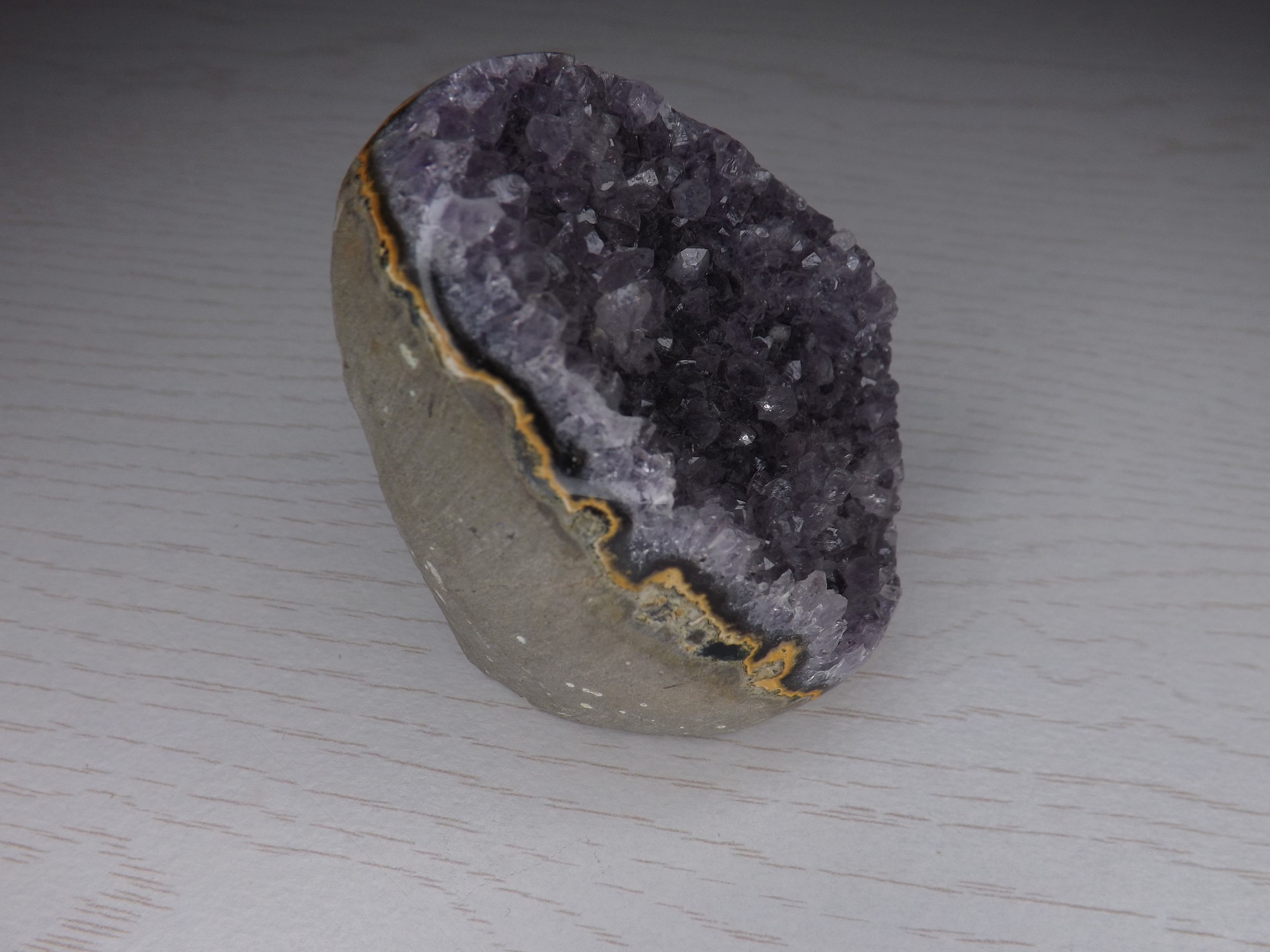 géode en améthyste de Uruguay violet bord poli qualité A