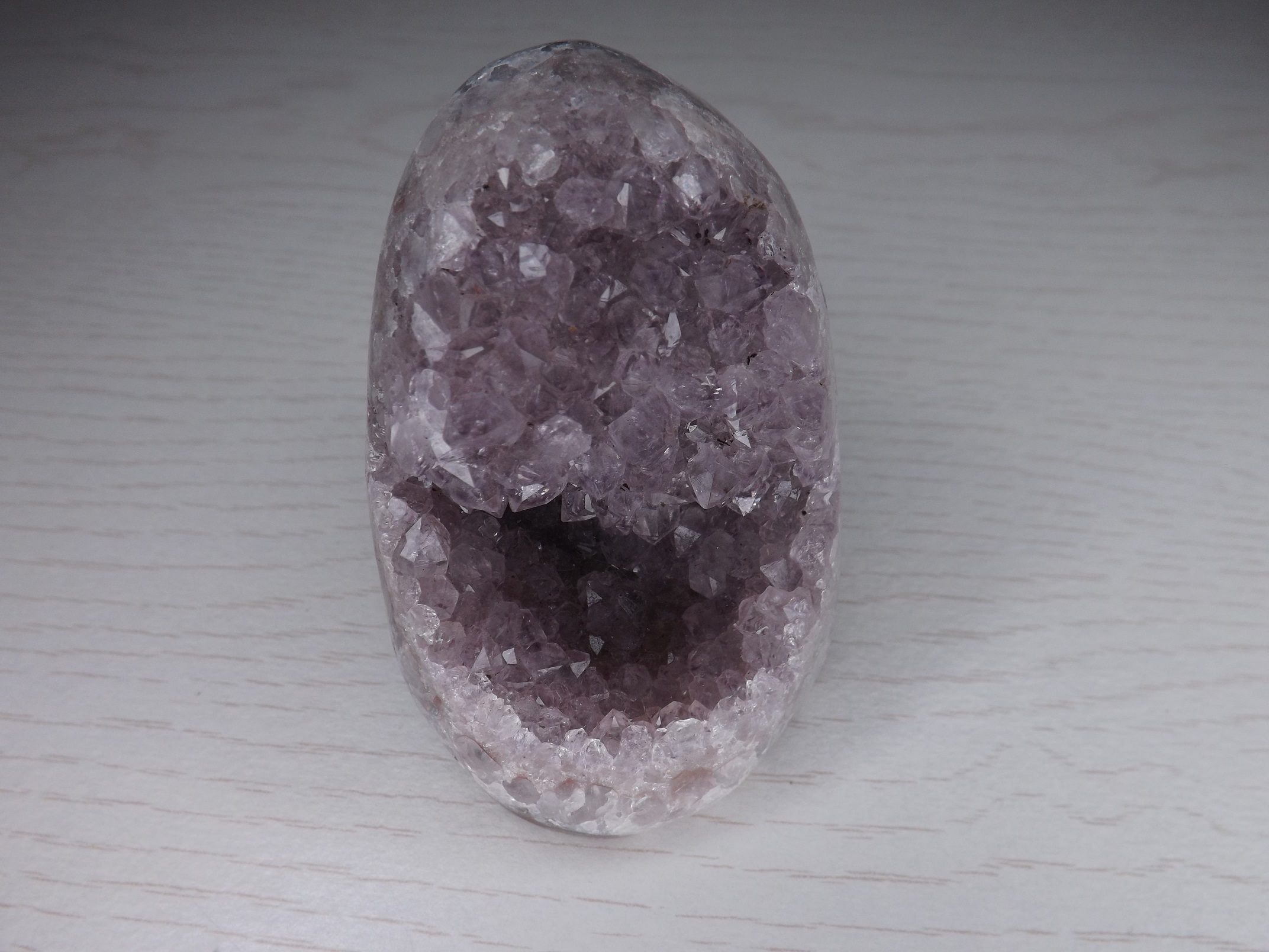 géode en améthyste de Uruguay violet bord poli qualité A