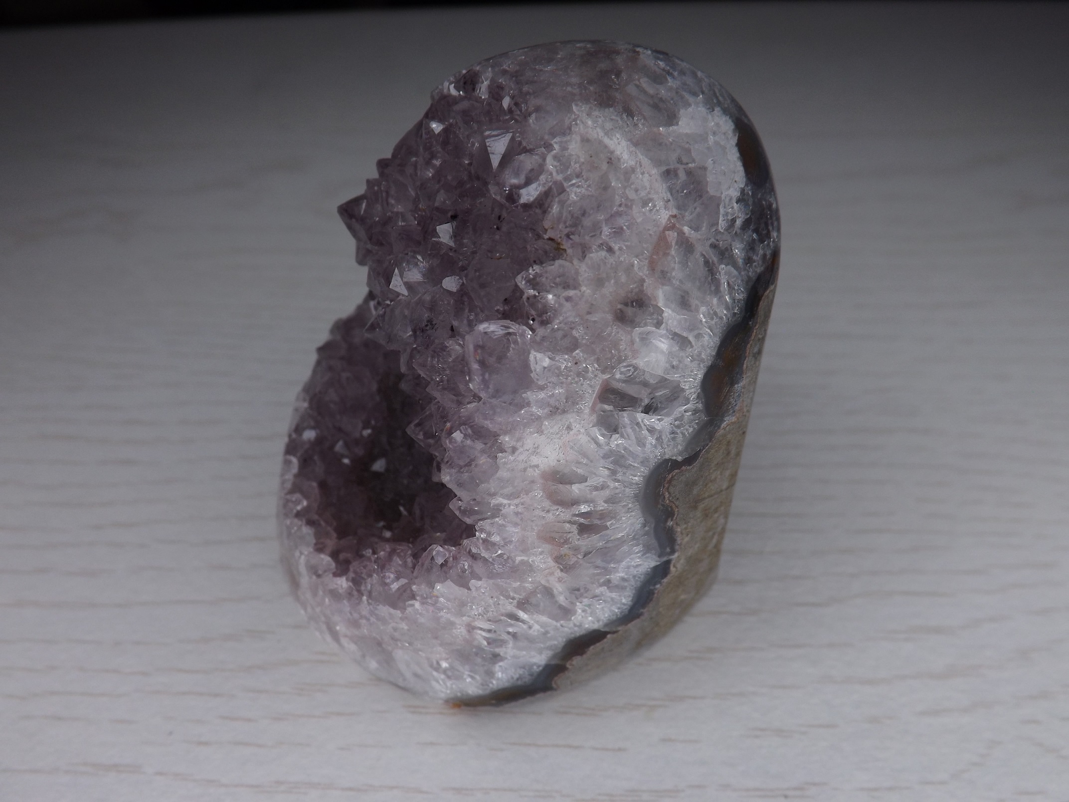 géode en améthyste de Uruguay violet bord poli qualité A