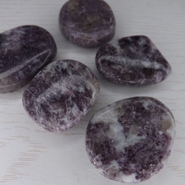 Pierre plate en lépidolite AA 30 – 50 mm