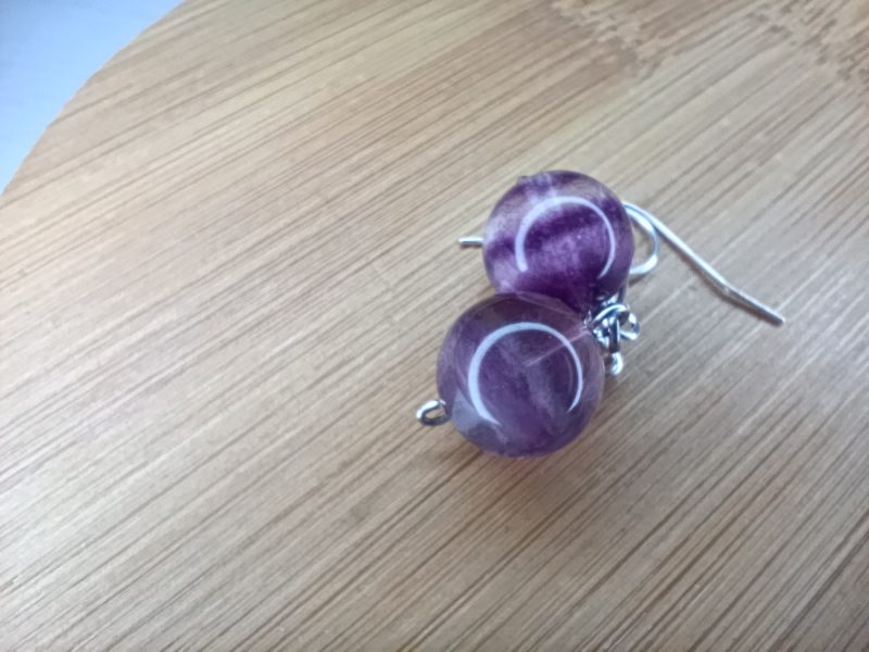 boucles d'oreilles en fluorine violet et bleu forme boule taille 12mm pierre naturelle