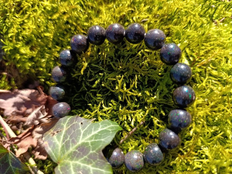 bracelet en opale noire boule 10mm qualite AA reflets pierre naturelle australie